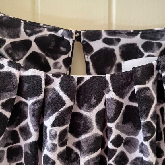 Calvin Klein Women’s Animal-Print Pleated-Neck Sleeveless Top - Small - Picture 4 of 7